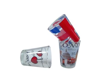 لقطة كوب زجاجي مع صائق